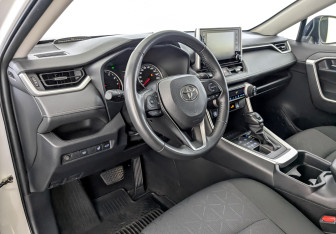 Подержанный автомобиль Toyota RAV4 2021 года (16 фото)