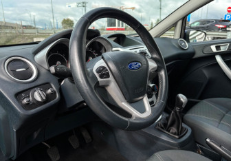 Подержанный автомобиль Ford Fiesta Hatchback 2012 года (13 фото)