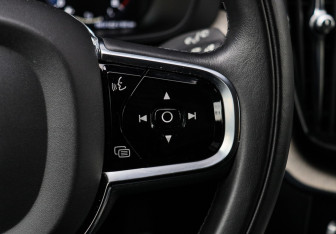 Подержанный автомобиль Volvo XC60 2019 года (25 фото)