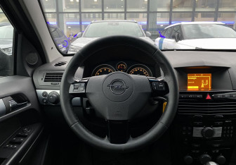 Подержанный автомобиль Opel Astra Sedan 2012 года (13 фото)
