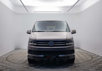 Подержанный автомобиль Volkswagen Multivan 2015 года (2 фото)
