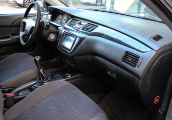Подержанный автомобиль Mitsubishi Lancer Sedan 2005 года (8 фото)
