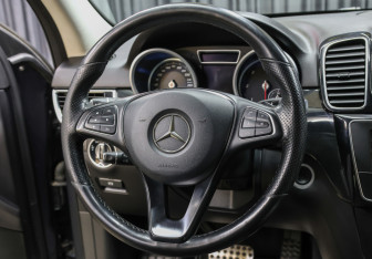 Подержанный автомобиль Mercedes-Benz GLE 2015 года (17 фото)