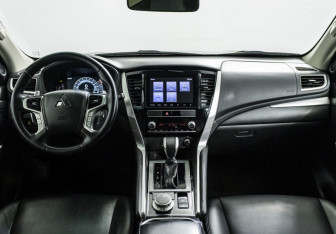 Подержанный автомобиль Mitsubishi Montero Sport 2022 года (16 фото)