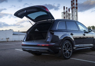 Подержанный автомобиль Audi Q7 2021 года (18 фото)