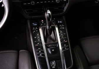 Подержанный автомобиль Porsche Macan 2019 года (17 фото)