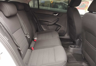 Подержанный автомобиль Skoda Rapid Liftback 2015 года (11 фото)