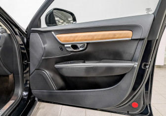 Подержанный автомобиль Volvo S90 2020 года (25 фото)
