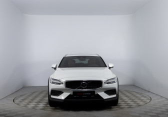 Подержанный автомобиль Volvo V60 Cross Country 2021 года (2 фото)