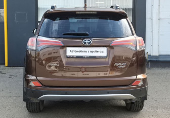 Подержанный автомобиль Toyota RAV4 2017 года (6 фото)