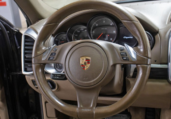 Подержанный автомобиль Porsche Cayenne 2013 года (19 фото)