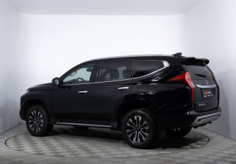 Подержанный автомобиль Mitsubishi Montero Sport 2023 года (7 фото)