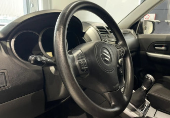 Подержанный автомобиль Suzuki Grand Vitara 2009 года (13 фото)