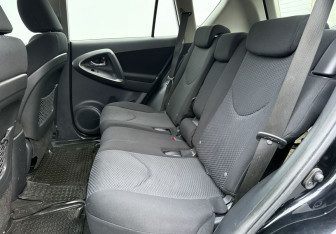 Подержанный автомобиль Toyota RAV4 2010 года (11 фото)