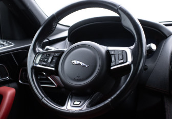 Подержанный автомобиль Jaguar F-Pace 2018 года (15 фото)