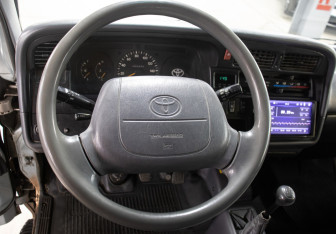 Подержанный автомобиль Toyota HiAce 2002 года (15 фото)