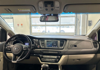 Подержанный автомобиль Kia Carnival 2018 года (13 фото)