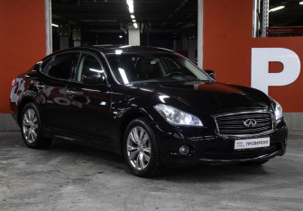 Подержанный автомобиль Infiniti Q70 2014 года (3 фото)
