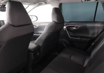 Подержанный автомобиль Toyota RAV4 2021 года (12 фото)