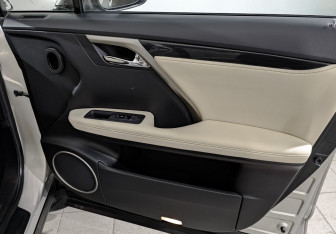 Подержанный автомобиль Lexus RX 2021 года (25 фото)