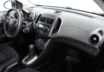 Подержанный автомобиль Chevrolet Aveo Hatchback 2012 года (10 фото)