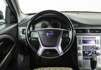 Подержанный автомобиль Volvo XC70 2010 года (10 фото)