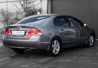 Подержанный автомобиль Honda Civic Sedan 2008 года (5 фото)