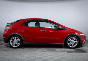 Подержанный автомобиль Honda Civic Hatchback 2011 года (4 фото)
