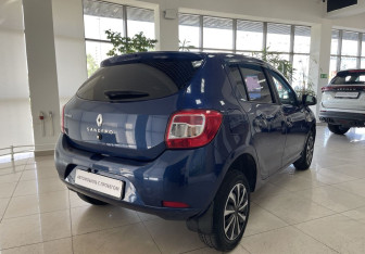 Подержанный автомобиль Renault Sandero 2015 года (5 фото)