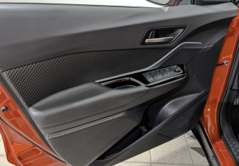 Подержанный автомобиль Toyota C-HR 2021 года (19 фото)