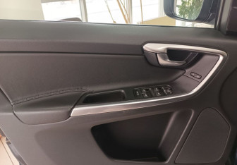 Подержанный автомобиль Volvo XC60 2016 года (13 фото)