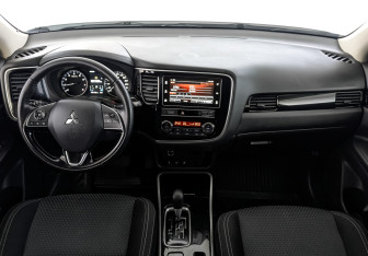 Подержанный автомобиль Mitsubishi Outlander 2019 года (14 фото)