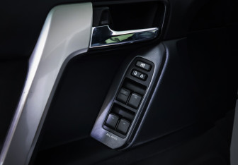 Подержанный автомобиль Toyota Land Cruiser Prado 2012 года (17 фото)