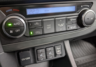 Подержанный автомобиль Toyota Auris Hatchback 2013 года (21 фото)