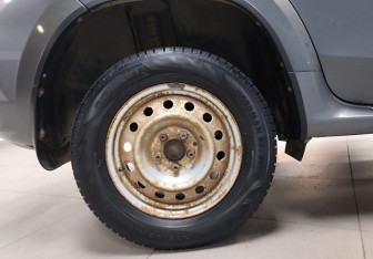 Подержанный автомобиль Nissan Terrano 2015 года (9 фото)