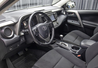 Подержанный автомобиль Toyota RAV4 2018 года (16 фото)