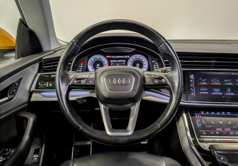 Подержанный автомобиль Audi Q8 2019 года (21 фото)