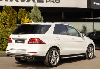 Подержанный автомобиль Mercedes-Benz GLE 2016 года (4 фото)