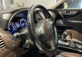 Подержанный автомобиль Infiniti QX70 2013 года (13 фото)