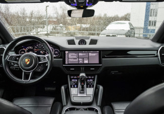 Подержанный автомобиль Porsche Cayenne 2020 года (19 фото)