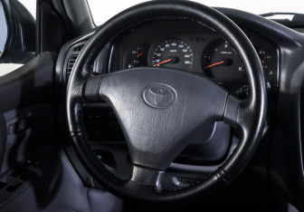 Подержанный автомобиль Toyota Land Cruiser Suv 2001 года (13 фото)