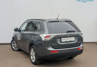 Подержанный автомобиль Mitsubishi Outlander 2014 года (7 фото)