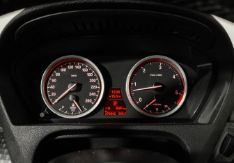 Подержанный автомобиль BMW X6 2010 года (12 фото)