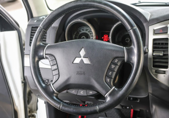 Подержанный автомобиль Mitsubishi Pajero 2018 года (17 фото)