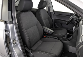 Подержанный автомобиль Skoda Rapid Liftback 2015 года (24 фото)