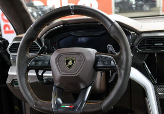 Подержанный автомобиль Lamborghini Urus 2020 года (17 фото)