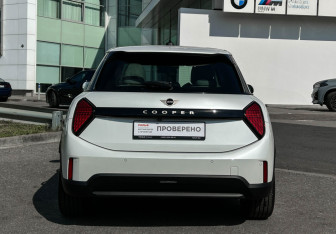 Подержанный автомобиль MINI Hatch 2025 года (6 фото)
