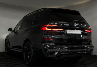 Подержанный автомобиль BMW X7 2024 года (43 фото)