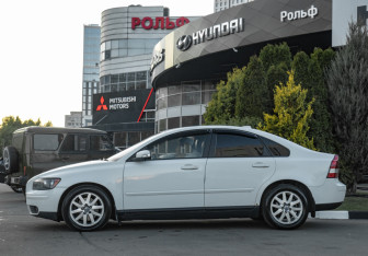 Подержанный автомобиль Volvo S40 2006 года (6 фото)