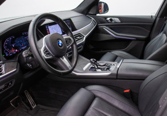 Подержанный автомобиль BMW X7 2022 года (10 фото)